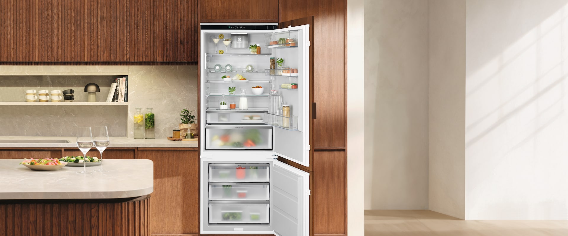 Un frigorifero aperto in una cucina